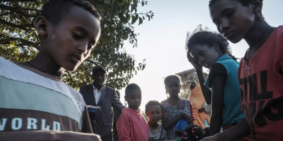 Kinder aus Tigray bei einer Essensverteilung