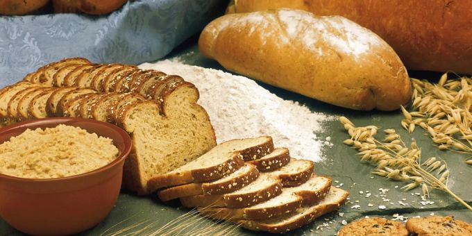 Mit Gerstenmehl lassen sich gesunde Brote backen. Verschiedene Brote