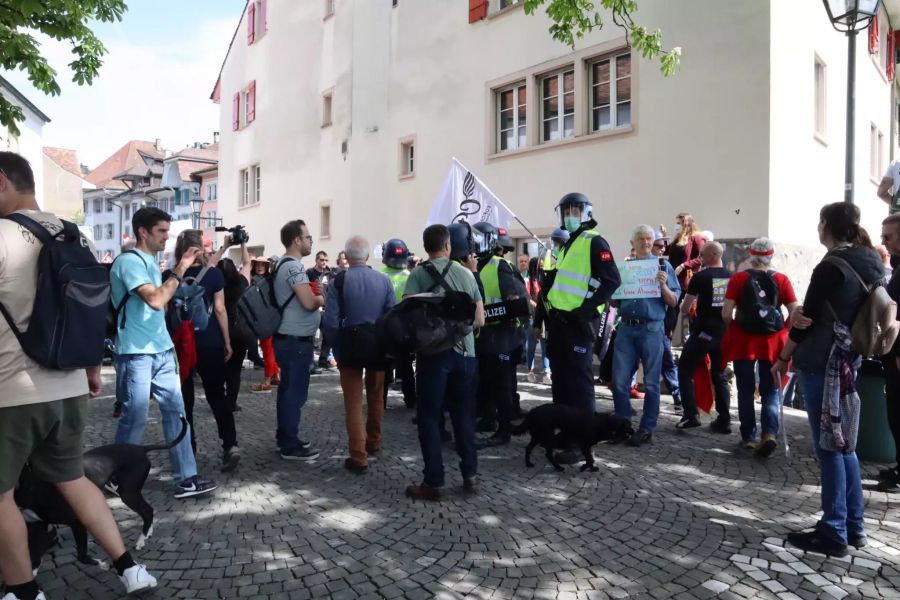 Die Polizisten diskutieren mit den Demonstranten.