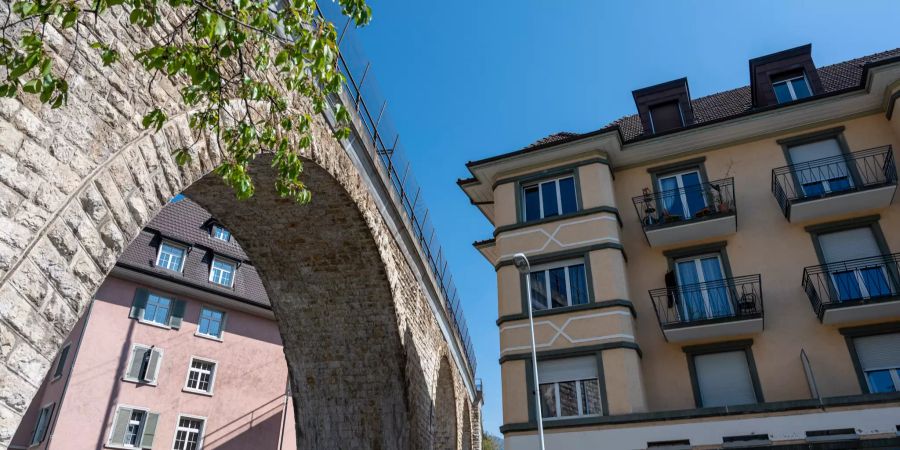 Das Oberdorfviadukt aus dem Jahr 1914 durchquert die Häuserschluchten in Grenchen.