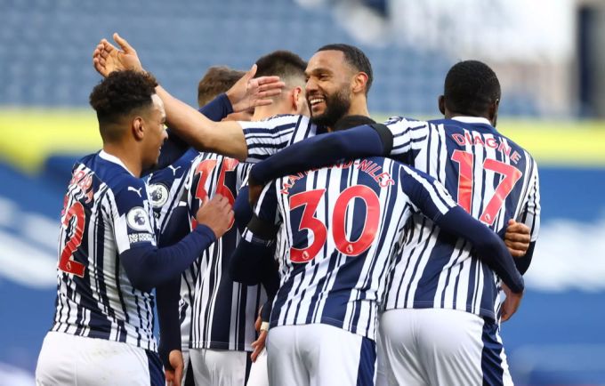 Schlussendlich jubeln die Spieler von West Bromwich trotzdem. Dennoch bleibt das Unverständnis über die VAR-Entscheidung. West Bromwich