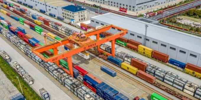 Der Verlad von Containern zum Import. Import