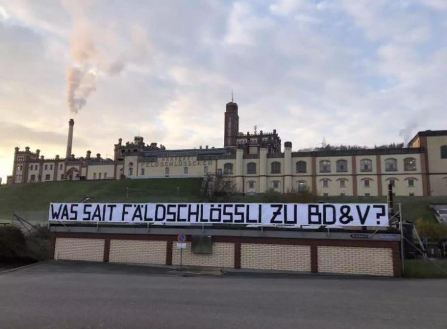 Nebst Novartis hängen die Plakate unter anderem bei «Feldschlösschen»,...