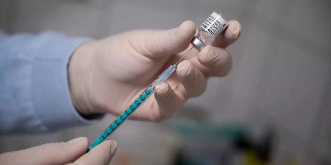 Wer bei der Impfstoff-Dosierung sorgfältig arbeitet, kann bis zu 40 Prozent zusätzlichen Impfstoff gewinnen. Coronavirus Impfung Dosierung Dosis