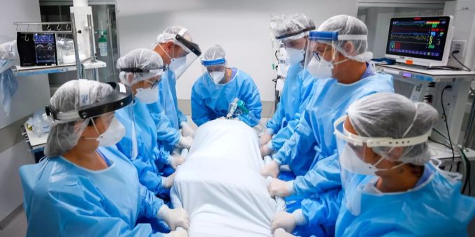 Fachkräfte beatmen eine Person auf einer brasilianischen Intensivstation. Die neue Variante bringt das brasilianische Gesundheitssystem an seine Grenzen. Coronavirus brasilianische Variante