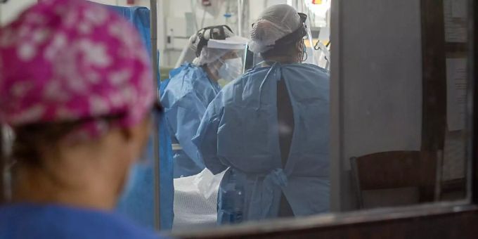 Krankenschwestern untersuchen einen Corona-Patienten auf der Intensivstation des San Martin Hospitals. Foto: Patricio Murphy/SOPA Images via ZUMA Wire/dpa Krankenschwestern untersuchen einen Corona-Patienten auf der Intensivstation des San Martin Hospitals. Foto: Patricio Murphy/SOPA Images via ZUMA Wire/dpa