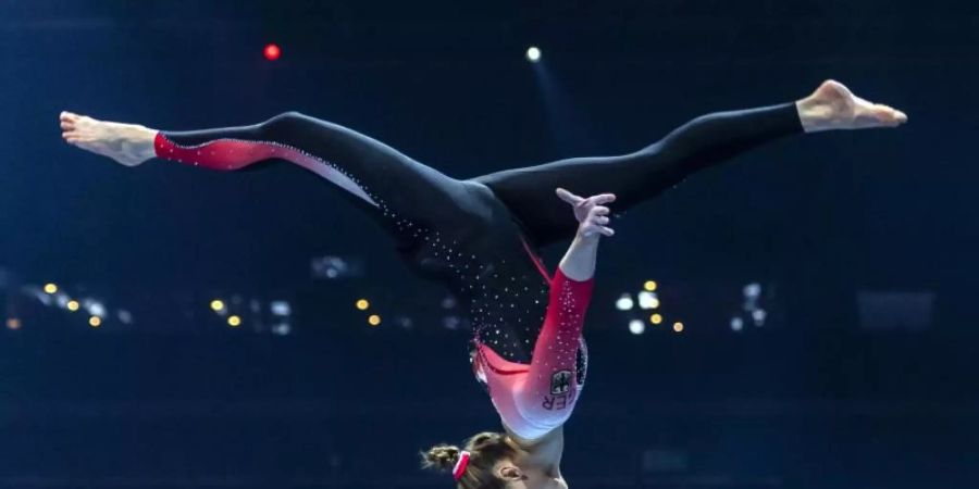 Sarah Voss turnt bei der EM in einem Ganzkörperanzug am Schwebebalken. Foto: Georgios Kefalas/KEYSTONE/dpa