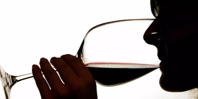 Während der Corona-Pandemie verlagert sich der Weinhandel immer mehr ins Netz. Foto: Gero Breloer/dpa Während der Corona-Pandemie verlagert sich der Weinhandel immer mehr ins Netz. Foto: Gero Breloer/dpa