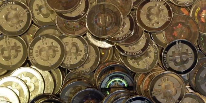 Bitcoin-Münzen liegen auf einem Tisch. Foto: Rick Bowmer/AP/dpa Bitcoin-Münzen liegen auf einem Tisch. Foto: Rick Bowmer/AP/dpa