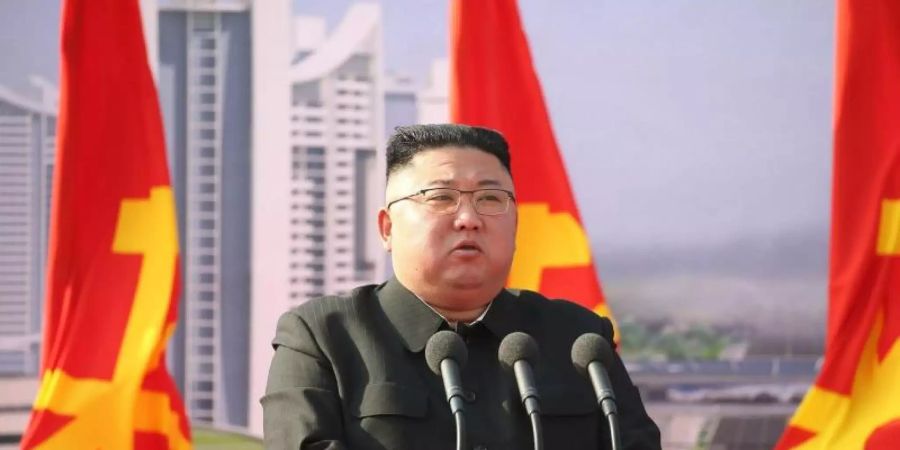 Nordkoreas Machthaber Kim Jong Un soll einen neuen Raketentest unternommen haben. Foto: -/KCNA/dpa