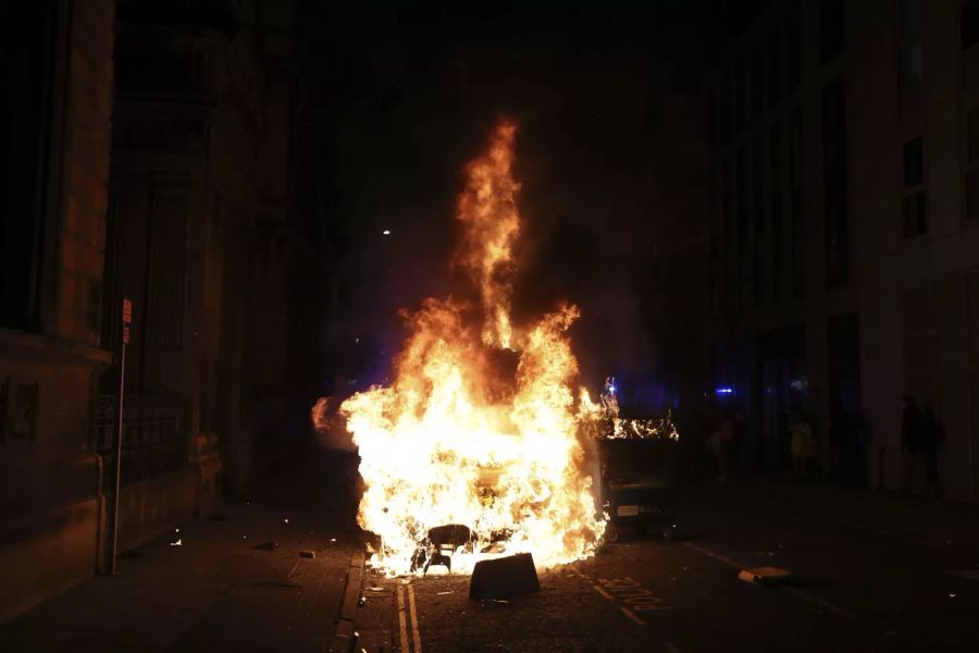 Kurz darauf explodierte das brennende Fahrzeug.