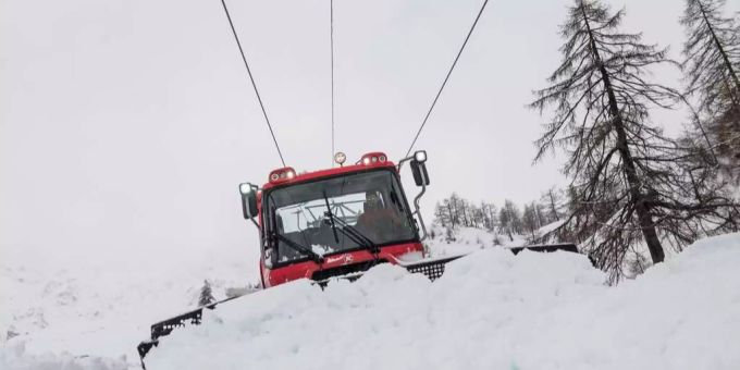 Ein junger Pistenpatrouilleur erlag nach einem Unfall mit dem Pistenfahrzeug auf der Belalp im Wallis seinen Verletzungen. (Symbolbild) belalp