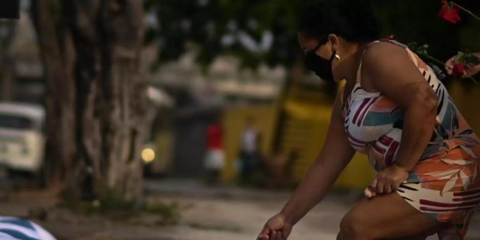 Im Gedenken an die rund 300.000 Corona-Toten in Brasilien legt eine Frau eine Rose ab. Foto: Andre Borges/dpa Im Gedenken an die rund 300.000 Corona-Toten in Brasilien legt eine Frau eine Rose ab. Foto: Andre Borges/dpa