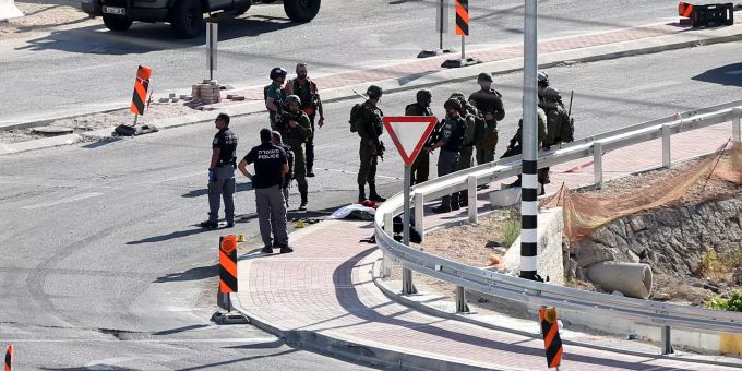 Israelische Soldaten und Sicherheitspersonal am Ort eines versuchten Schussangriffs in der Westjordanland-Stadt Hebron, 19. Mai 2021. Nach Angaben eines israelischen Armeesprechers näherte sich eine Frau den Soldaten und Anwohnern an der Elias-Kreuzung mit einem Gewehr, wurde aber neutralisiert und keine Soldaten wurden verletzt. Hebron