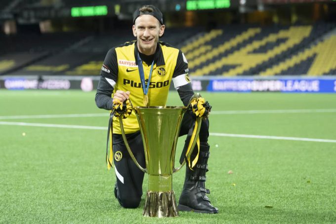 Auch Captain Fabian Lustenberger hat sich die Achillessehne gerissen. Bei der Pokalübergabe von YB erscheint er mit einem Spezialschuh. YB