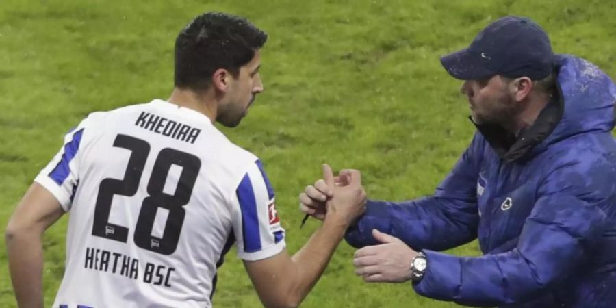 Hertha-Neuzugang Sami Khedira und Trainer Pal Dardai. Foto: Michael Sohn/AP-Pool/dpa