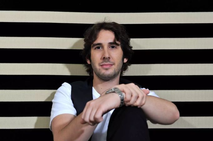 Josh Groban wird bald ein neues Album veröffentlichen. Helene Fischer