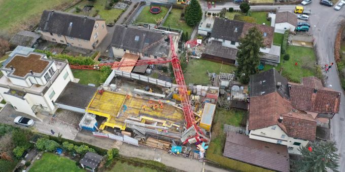 Ein Baukrahn ist in Meilen ZH auf ein Doppeleinfamilienhaus gestürzt. maukrahn meilen zh