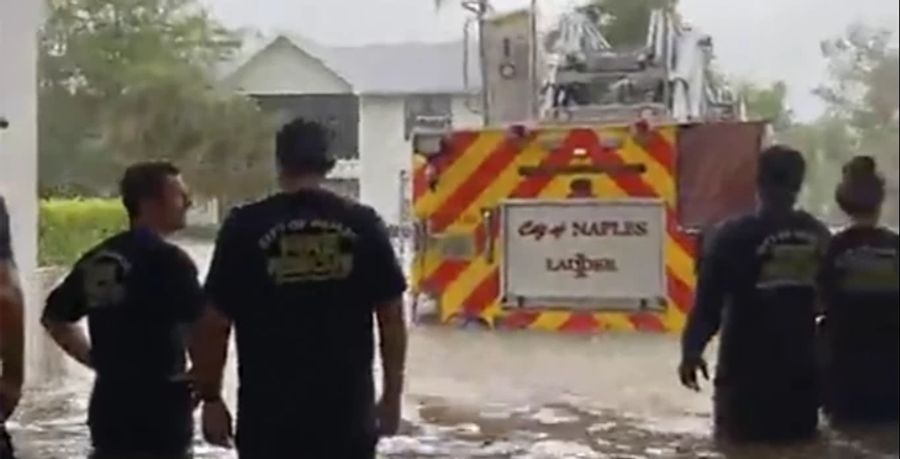 In Naples ging sogar das Feuerwehrauto unter.