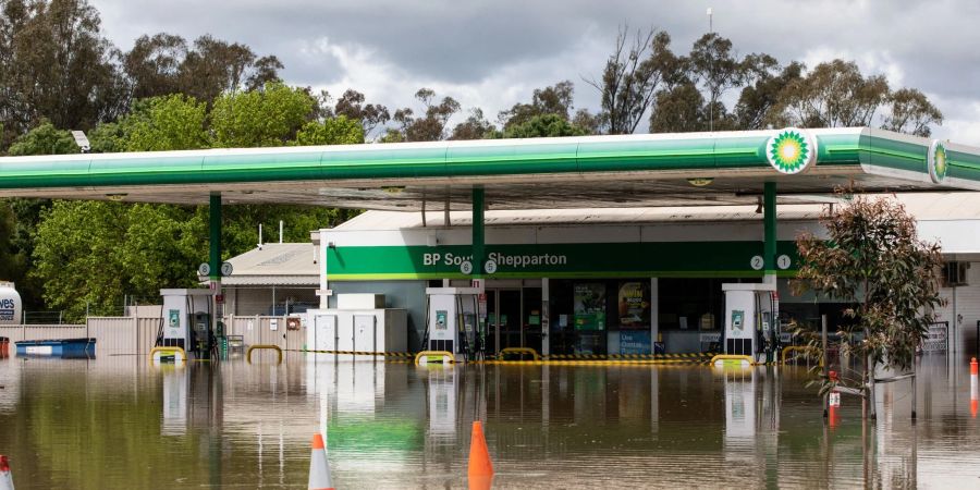 Eine überschwemmte BP-Tankstelle entlang des Goulburn Valley Highway.