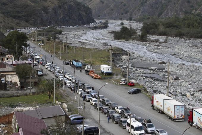 Wegen der Mobilmachung für den Ukraine-Krieg stauen sich die Autos an der Grenze zu Georgien. Ukraine Krieg