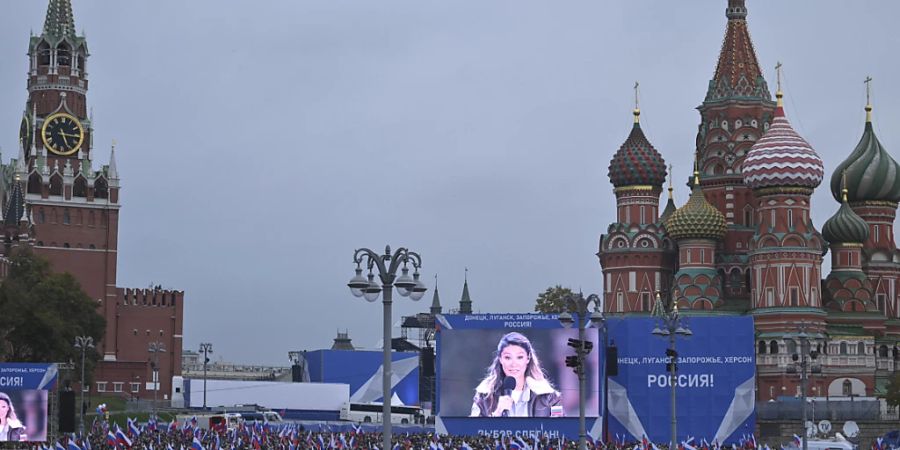 Während in Russland Tausende medienwirksam die Annexion der ukrainischen Gebiete - wie hier auf dem Roten Platz in Moskau - feiern, lehnt die internationale Gemeinschaft die Inanspruchnahme Putins ab. Foto: Dmitry Serebryakov/AP/dpa