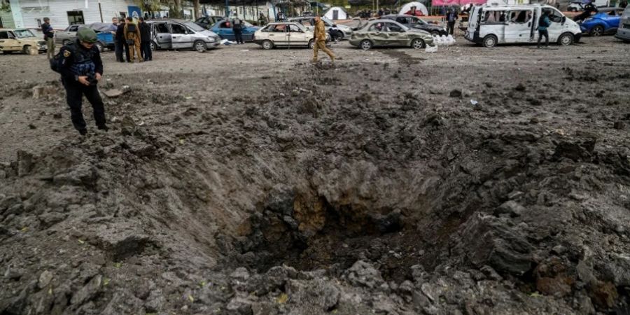 Bombenkrater nach Angriff nahe Saporischschja