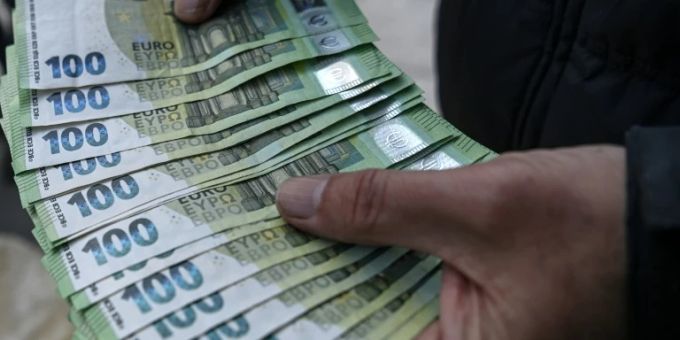 Hundert-Euro-Scheine hundert-euro-scheine