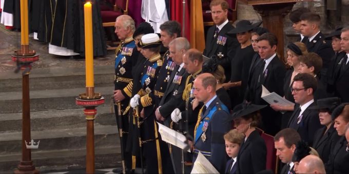 In Kirche - Prinz Harry und Meghan sitzen hinter Charles und Camilla