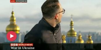 Live-Sendung aus Kiew - Hinter BBC-Journalist schlägt Russen-Bombe ein