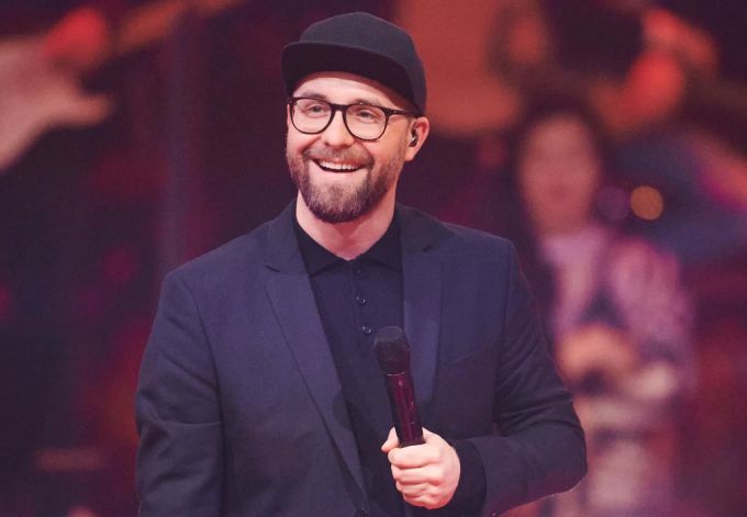 In der aktuellen Staffel von «The Voice of Germany» sitzt der Sänger Mark Forster. the voice of germany