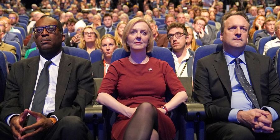 Kwasi Kwarteng (l-r), Finanzminister von Grossbritannien, Liz Truss, Premierministerin von Grossbritannien, und ihr Ehemann, Hugh O'Leary, nehmen an der Jahreskonferenz der Konservativen Partei im International Convention Center teil.