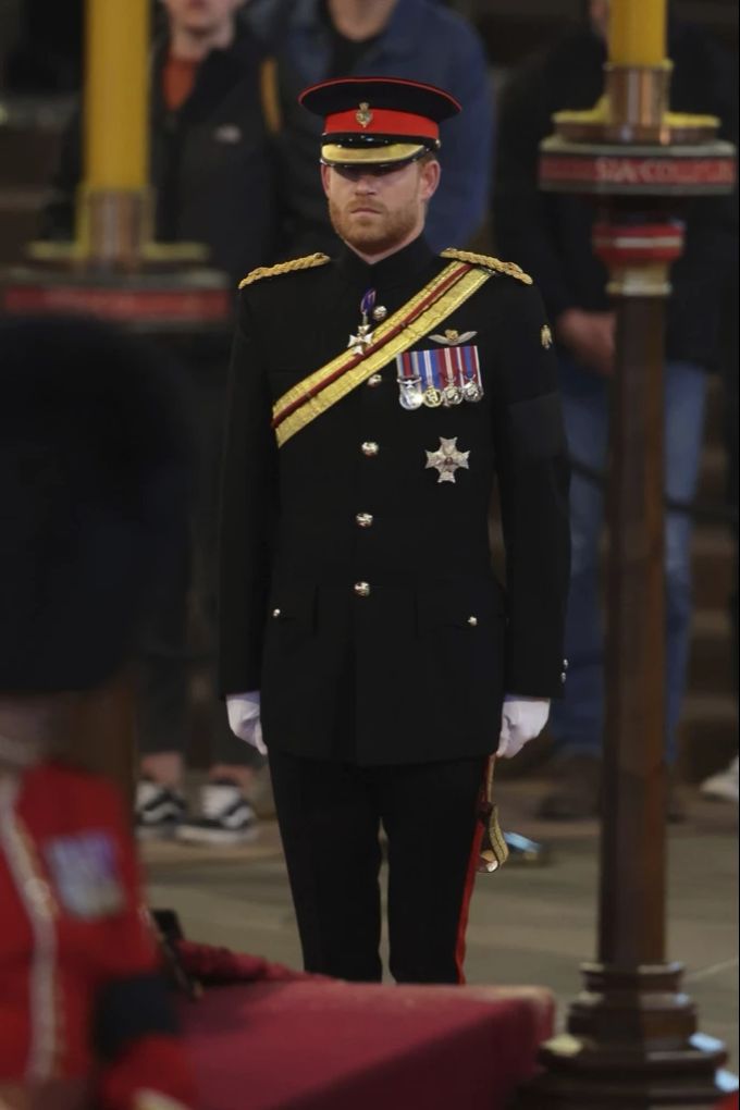 Prinz Harry in Uniform bei der Mahnwache vor der Sarg der Queen. Prinz Harry