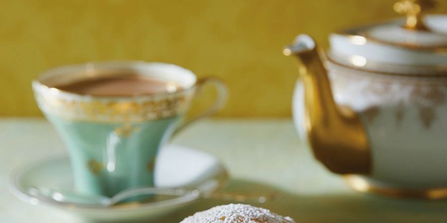 Eine Mini-Ausgabe vom Victoria-Sponge-Cake: Der Klassiker ist zwischen zwei Schichten Biskuitboden mit Buttercreme und Erdbeermarmelade gefüllt.