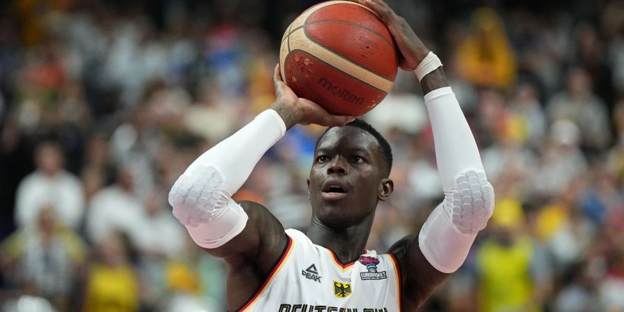 Dennis Schröder setzt zu einem Freiwurf an.