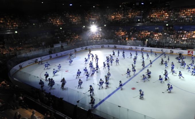 Junioren spielen an der Eröffnung der Bossard Arena in 2010. Bossard Arena