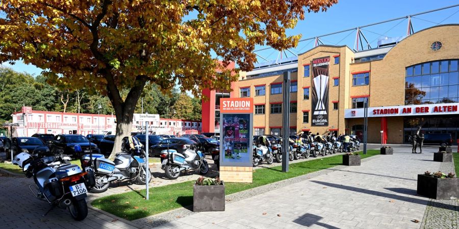 Polizei-Motorräder stehen auf dem Parkplatz vor dem Stadion an der Alten Försterei.