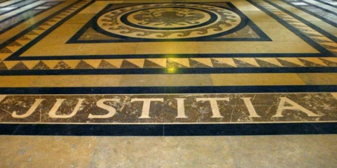Schriftzug Justitia Schriftzug Justitia