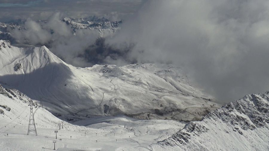 Auf den Pisten des Skigebiets Parsenn bei Davos GR liegt bereits viel Schnee.