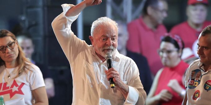Zwei Wochen vor der Stichwahl um das Präsidentenamt in Brasilien liegt der rechtsextreme Amtsinhaber Jair Bolsonaro laut einer Umfrage weiter hinter seinem linksgerichteten Herausforderer Luiz Inacio Lula da Silva (im Bild). (Archivbild) Zwei Wochen vor der Stichwahl um das Präsidentenamt in Brasilien liegt der rechtsextreme Amtsinhaber Jair Bolsonaro laut einer Umfrage weiter hinter seinem linksgerichteten Herausforderer Luiz Inacio Lula da Silva (im Bild). (Archivbild)