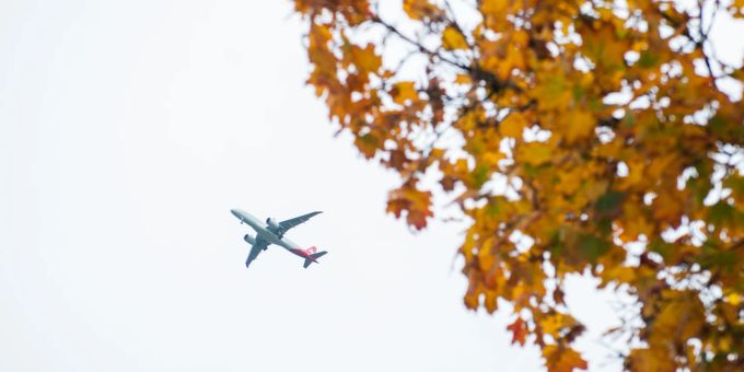 Flugzeug über einem Wohngebiet (Symbolbild). notrutsche