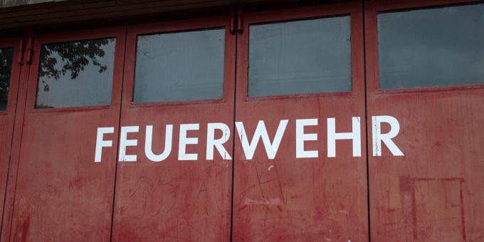 Eingang eines Feuerwehrgebäudes. (Symbolbild) Eingang eines Feuerwehrgebäudes. (Symbolbild)