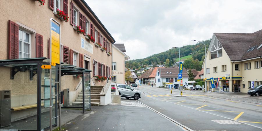 Die Zürcherstrasse im Zentrum der Gemeinde Stadel. - Bezirk Dielsdorf