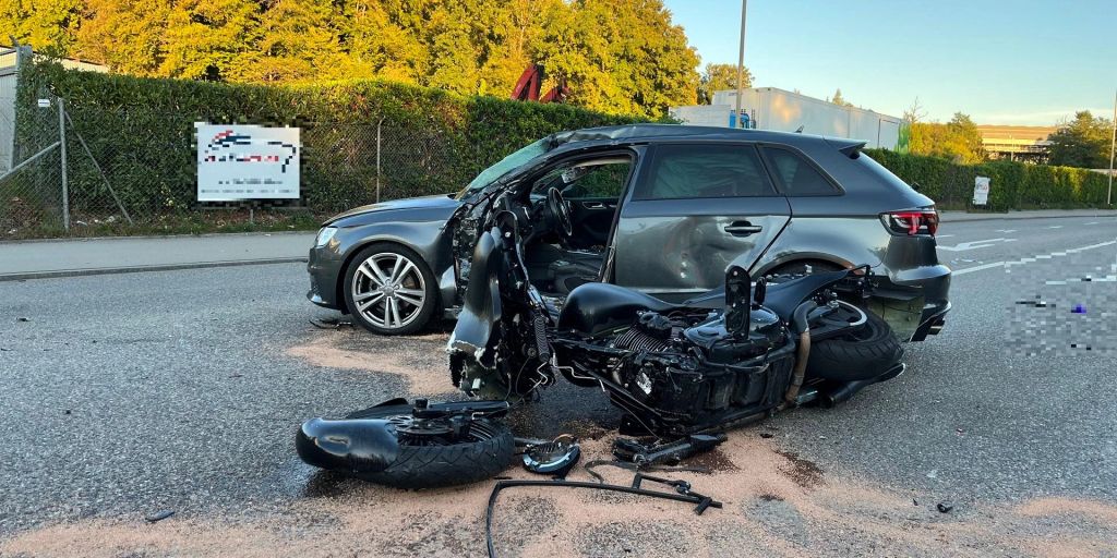 Unterengstringen ZH: Heftiger Unfall zwischen PW und Motorrad