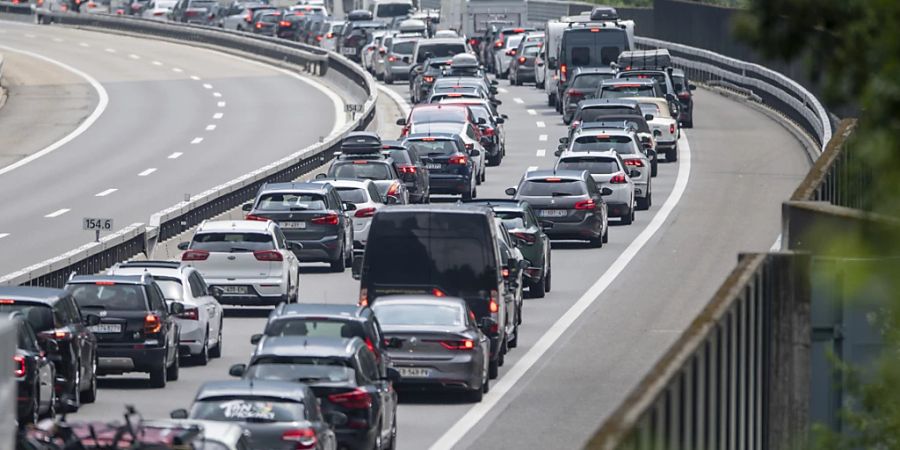 Nur für 12 Prozent der totalen Zeitverluste verantwortlich: Der Stau im Freizeitverkehr für Ferien oder an Wochenenden, hier vor dem Gotthardtunnel-Nordportal im Juli. (Archivbild)