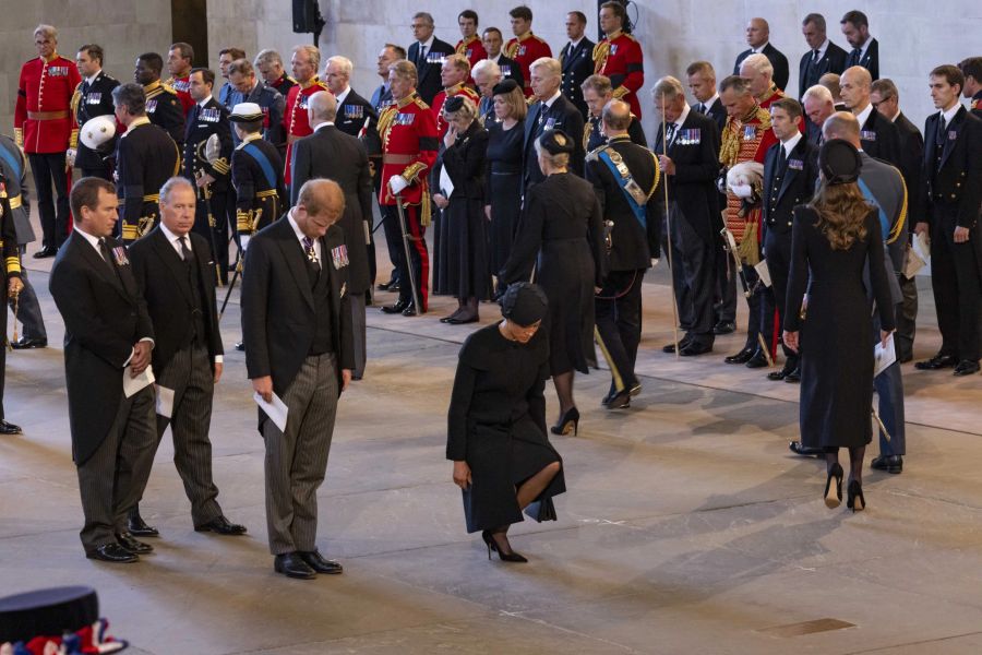 Meghan verneigt sich vor dem Sarg der Queen.