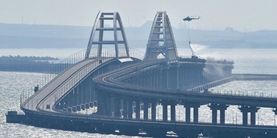 Eine Explosion und ein schwerer Brand haben die Krim-Brücke zwischen Russland und der von Moskau annektierten Krim schwer beschädigt.