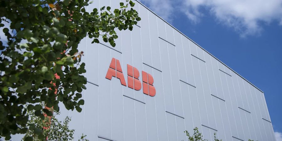 Das Logo der Firma ABB an der Binzmühlestrasse in Zürich Oerlikon (Archivbild).