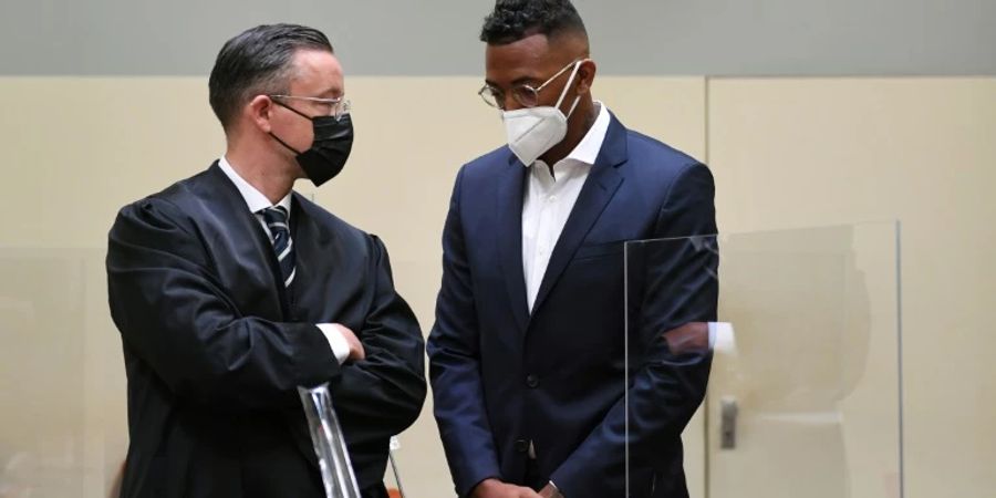 Boateng (rechts) mit Anwalt vor dem Amtsgericht München