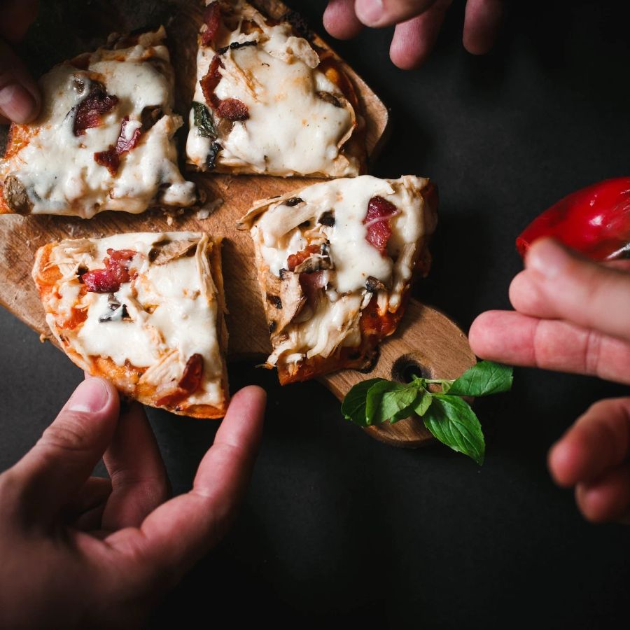 Pizza Käse Stücke Hände